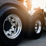 cambiar los neumáticos de un camión